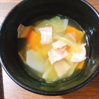 煮込むだけ！たっぷり野菜スープ